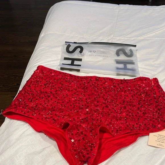 Brand new red shorts so fabulous - Picture 2 of 7